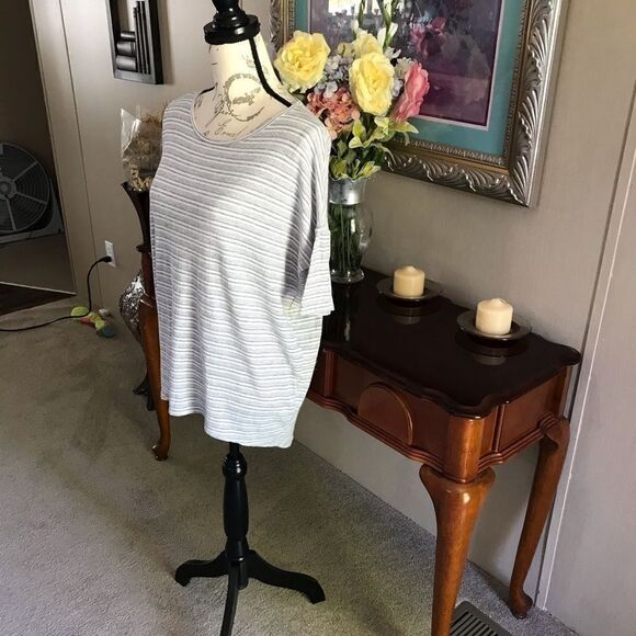 Lularoe. Hi low tunic Gray & white striped cutev - Picture 6 of 9